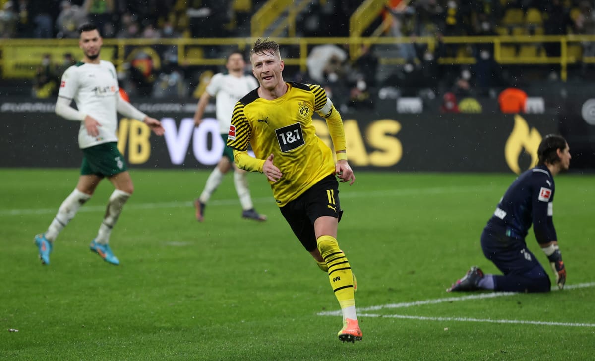 Borussia Dortmund 6-0 Borussia Monchengladbach; BVB smash six past Die Fohlen to keep up their Bundesliga title chase with Bayern Munich