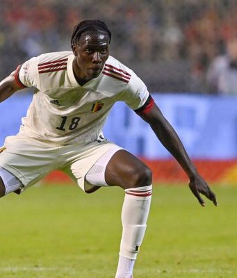 Amadou Onana anticipates the ball in a Belgium jersey